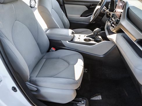 Certified 2023 Toyota Highlander L image 7