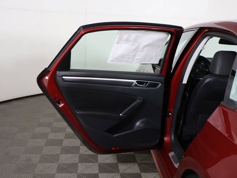 Used 2018 Volkswagen Passat 2.0T R-Line w/ R-Line Lighting Package image 18