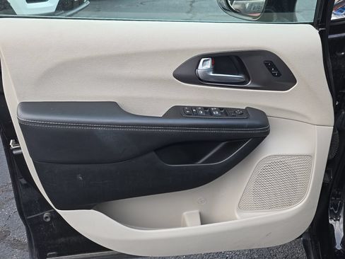 Used 2024 Chrysler Pacifica Touring-L FWD image 7