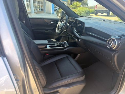 Used 2026 Chevrolet Equinox LT w/ Convenience Package II FWD image 16