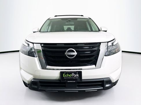 Used 2024 Nissan Pathfinder SV image 2