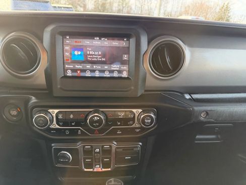 Used 2021 Jeep Gladiator Sport image 9