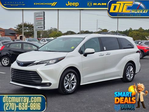 Used 2025 Toyota Sienna XLE image 3