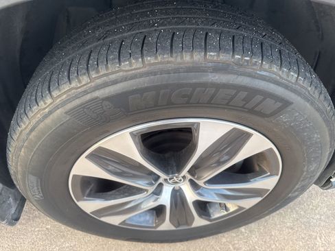 Used 2023 Toyota Highlander XLE image 12