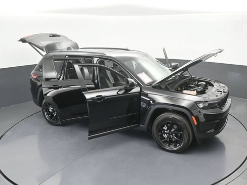 Used 2025 Jeep Grand Cherokee Altitude RWD image 72