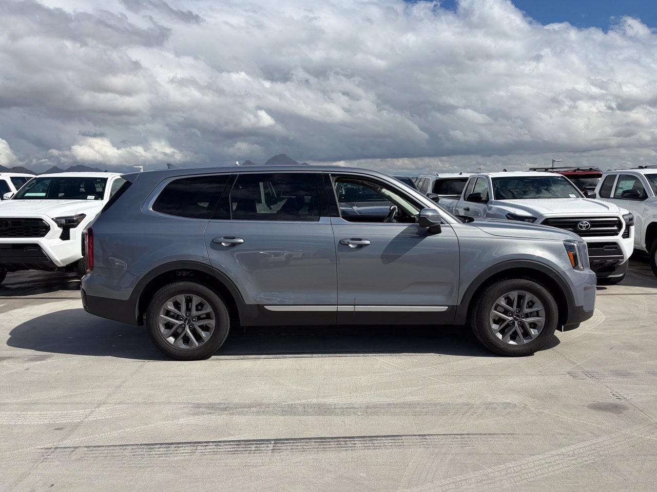 Used 2025 Kia Telluride LX FWD image 3