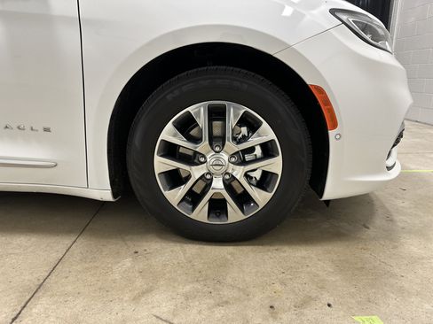 Used 2023 Chrysler Pacifica Pinnacle image 13