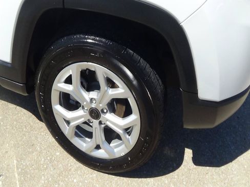 Certified 2025 Jeep Compass Latitude AWD/4WD image 9