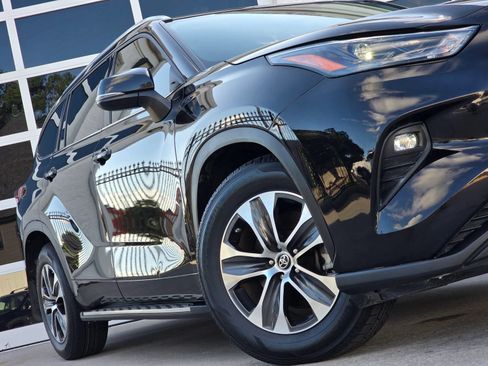 Used 2022 Toyota Highlander XLE FWD image 12