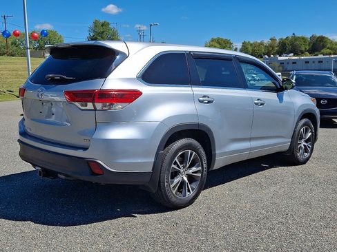 Used 2017 Toyota Highlander LE image 6