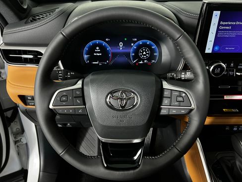 New 2026 Toyota Highlander Platinum image 12