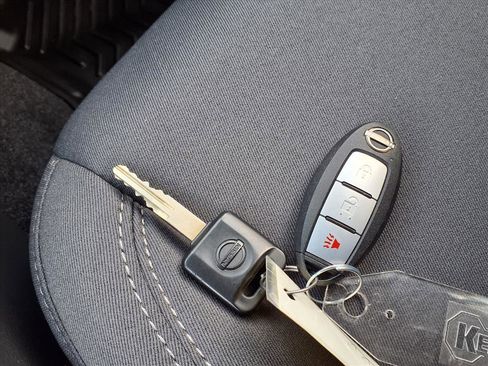 Used 2025 Nissan Frontier SV image 15