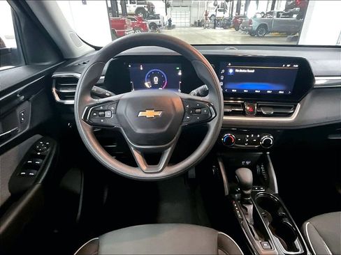 Used 2025 Chevrolet TrailBlazer LT AWD/4WD image 17