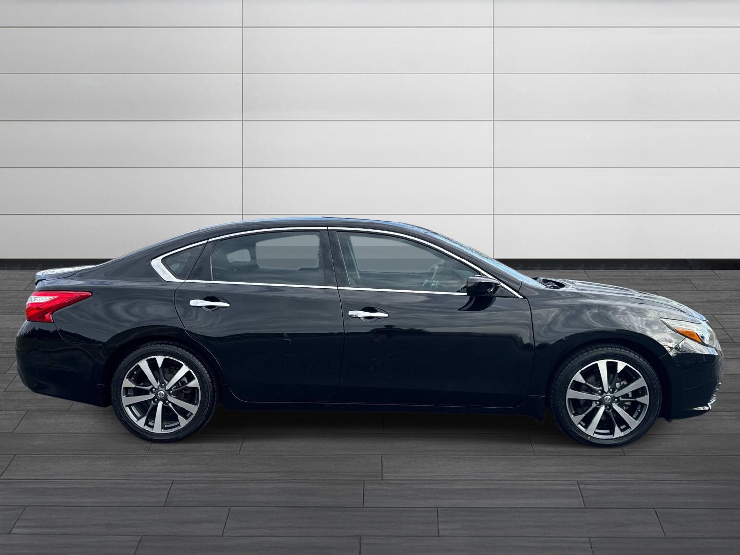 Used 2016 Nissan Altima 2.5 SR w/ Interior Lighting Package FWD image 3