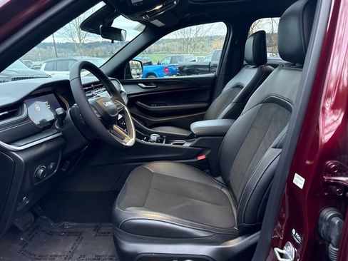 New 2025 Jeep Grand Cherokee Altitude image 14