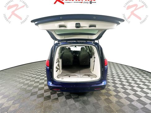 Used 2020 Chrysler Voyager LX image 30