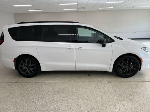 Used 2025 Chrysler Pacifica Limited FWD image 6