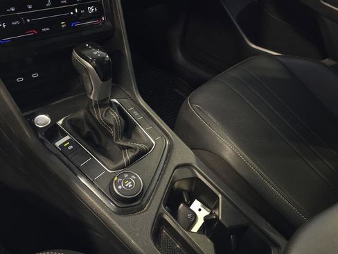 Used 2022 Volkswagen Tiguan SE image 19