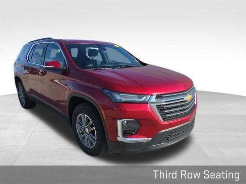 Used 2023 Chevrolet Traverse LT image 3