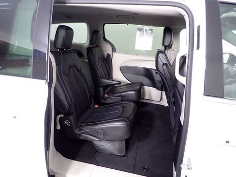 Used 2023 Chrysler Pacifica Touring-L FWD image 40