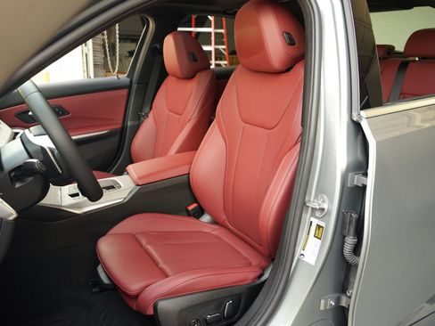 Used 2025 BMW 330i Sedan RWD image 3