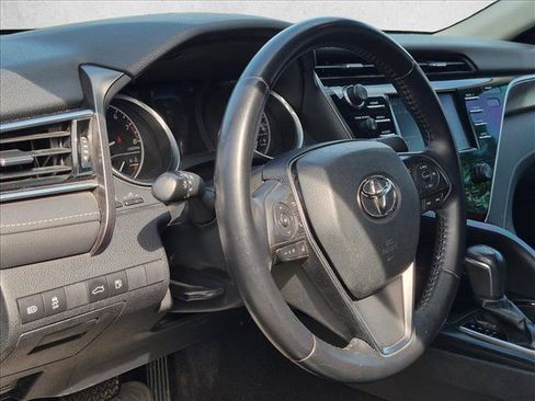 Used 2018 Toyota Camry SE w/ Moonroof Package FWD image 4