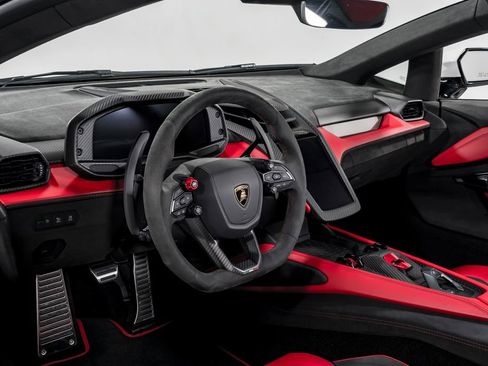 Used 2025 Lamborghini Revuelto image 11