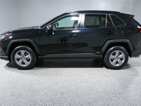 Used 2022 Toyota RAV4 LE AWD/4WD image 10