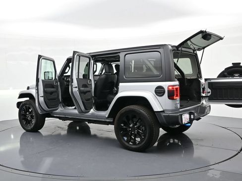 Used 2022 Jeep Wrangler Unlimited Sahara w/ Cold Weather Group AWD/4WD image 31