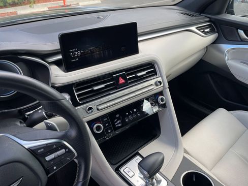 Used 2025 Genesis G70 2.5T image 18