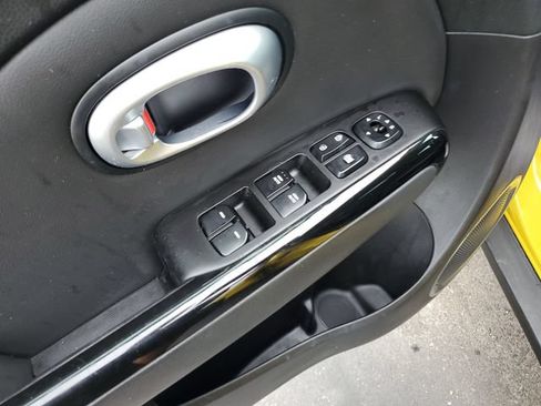 Used 2015 Kia Soul ! FWD image 20