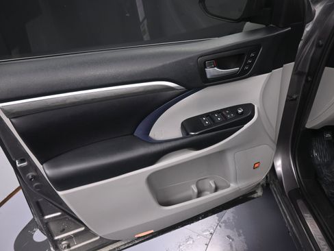 Used 2019 Toyota Highlander Limited image 13