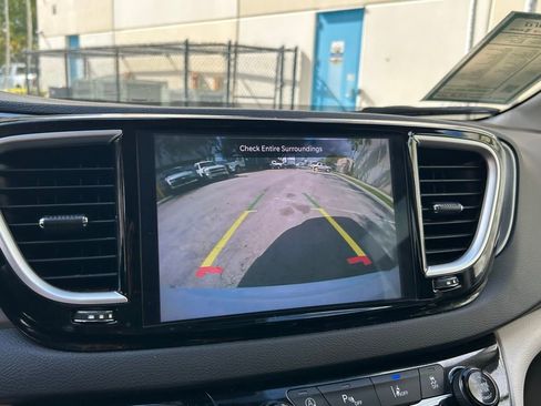 Used 2024 Chrysler Pacifica Touring-L image 25