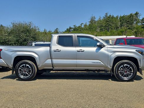 Used 2025 Toyota Tacoma TRD Sport AWD/4WD image 3