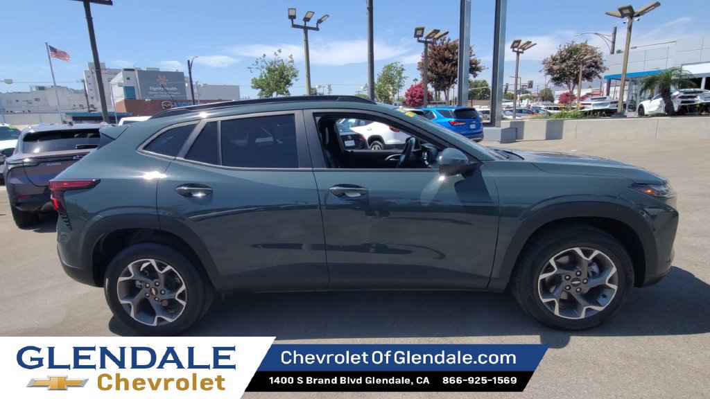 Used 2025 Chevrolet Trax LT FWD image 9