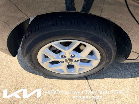 Certified 2025 Kia Soul LX w/ LX Technology Package FWD image 10