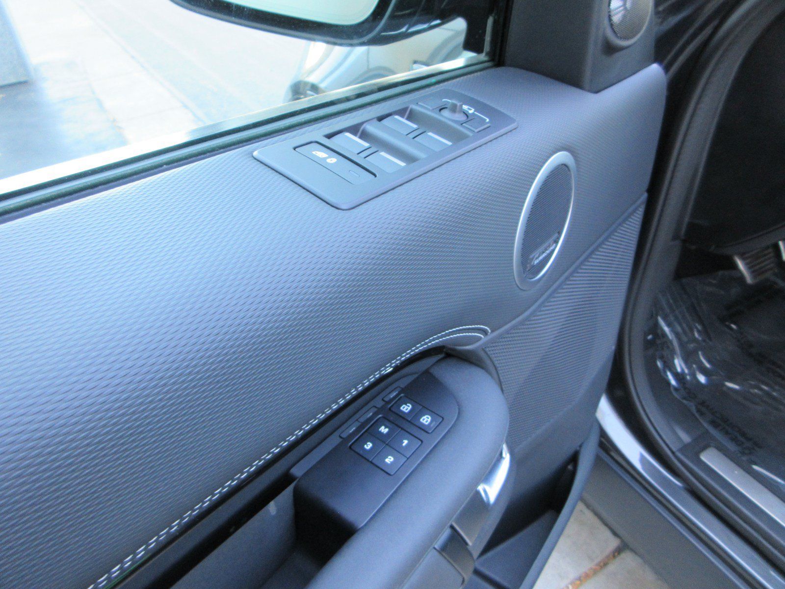 Used 2023 Land Rover Discovery Metropolitan Edition AWD/4WD image 31