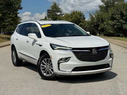 Used 2023 Buick Enclave Essence image 2