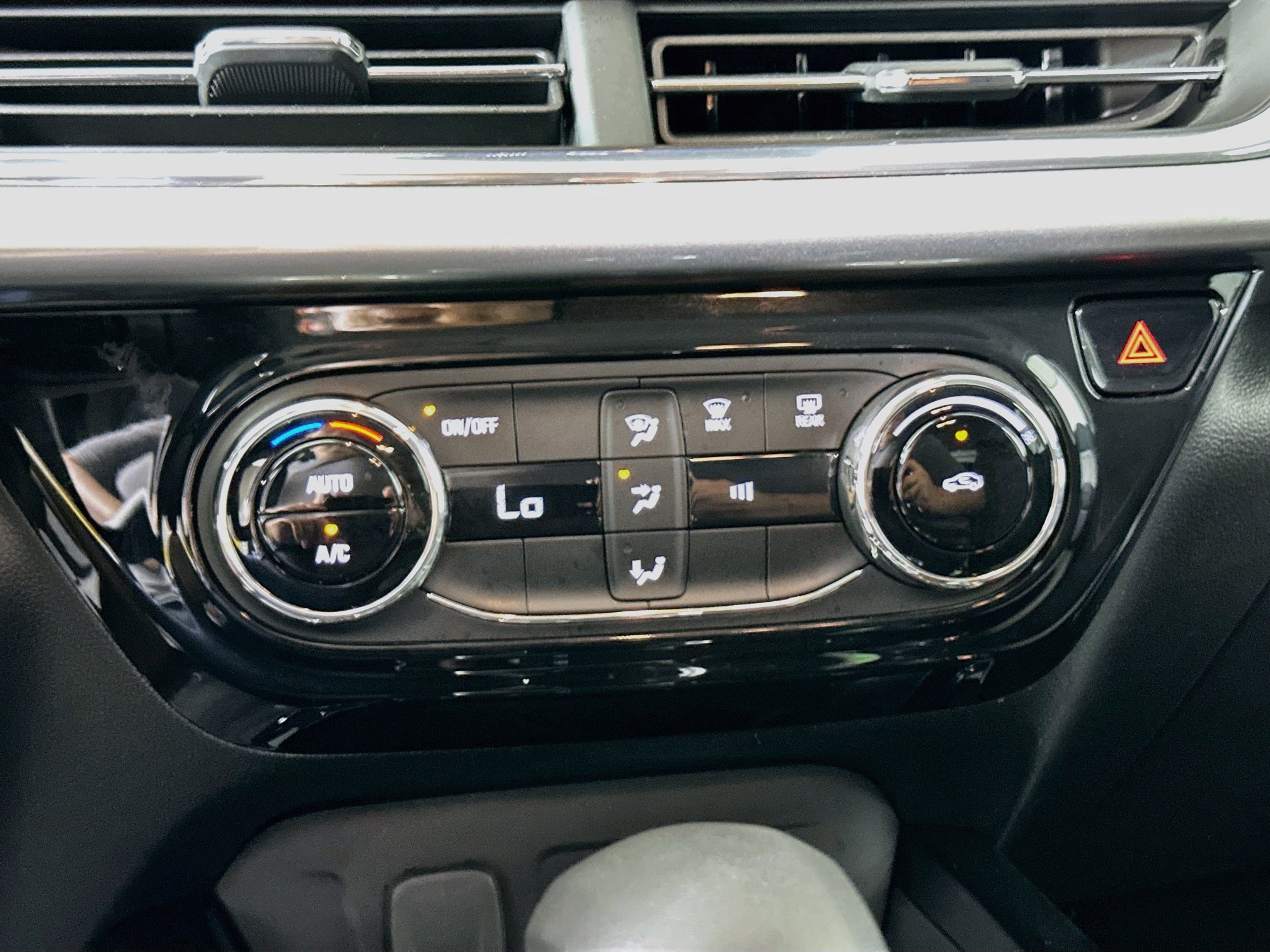 Used 2025 Chevrolet Trax LT FWD image 22
