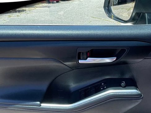 Used 2021 Toyota Highlander XLE AWD/4WD image 13