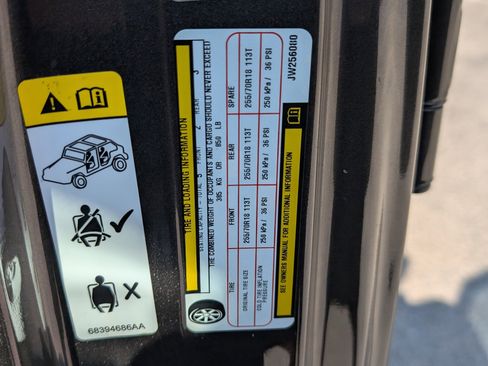 Used 2018 Jeep Wrangler Unlimited Sahara AWD/4WD image 38