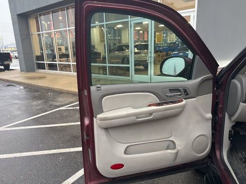 Used 2008 Chevrolet Suburban LT image 23