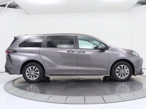 Used 2024 Toyota Sienna LE image 6