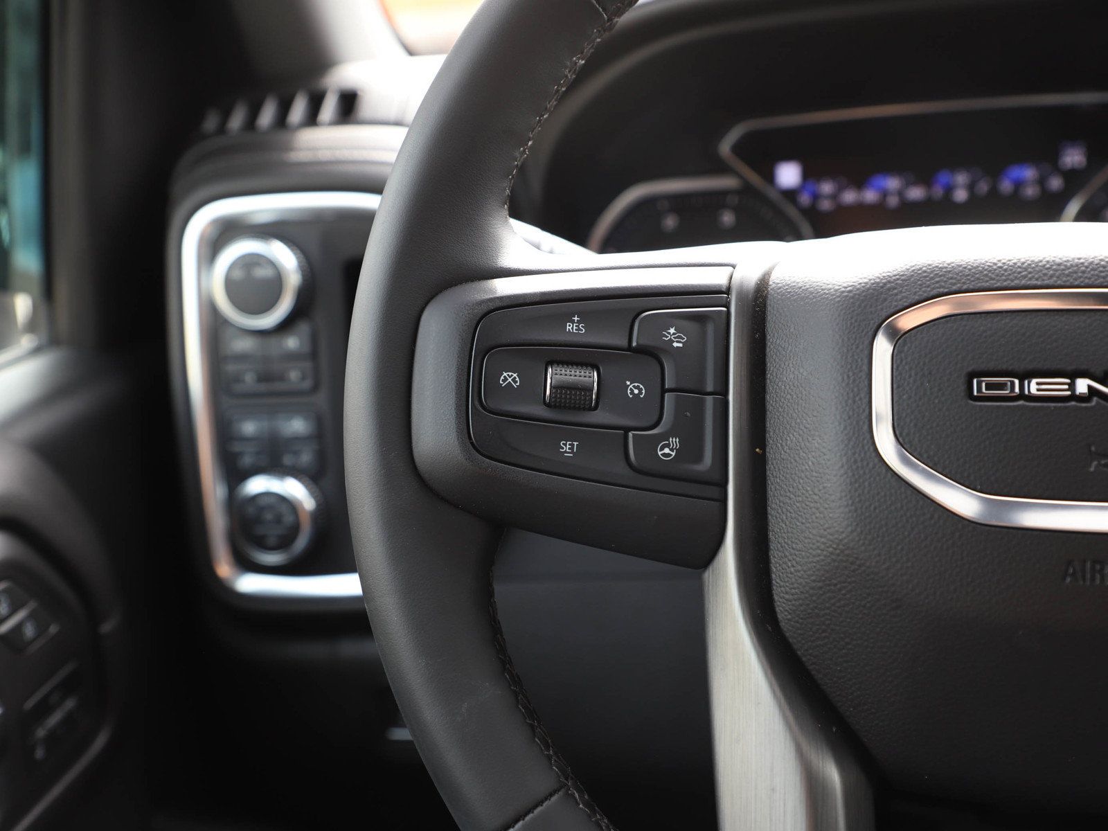 Used 2023 GMC Sierra 3500 Denali w/ Denali Black Diamond Edition AWD/4WD image 25