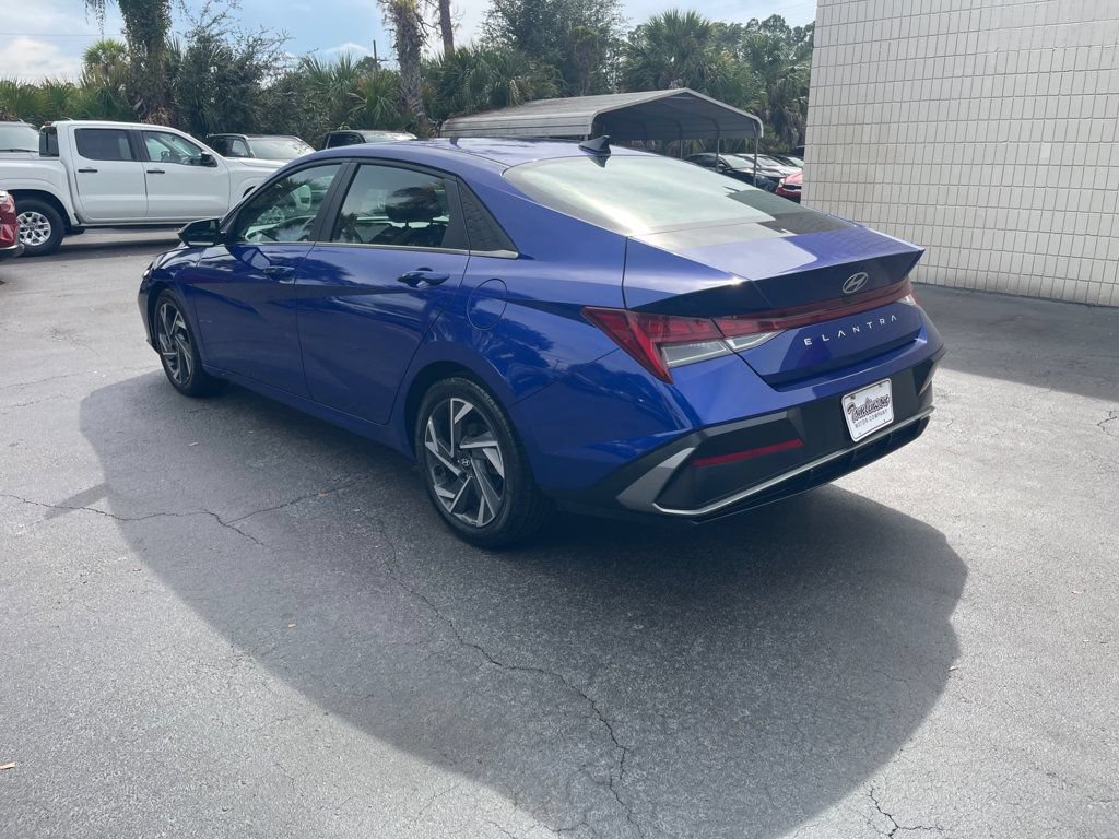 Used 2025 Hyundai Elantra SEL FWD image 3