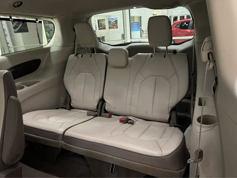 Used 2017 Chrysler Pacifica Touring-L w/ Tire & Wheel Group FWD image 9