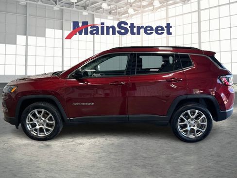 Used 2022 Jeep Compass Latitude AWD/4WD image 2