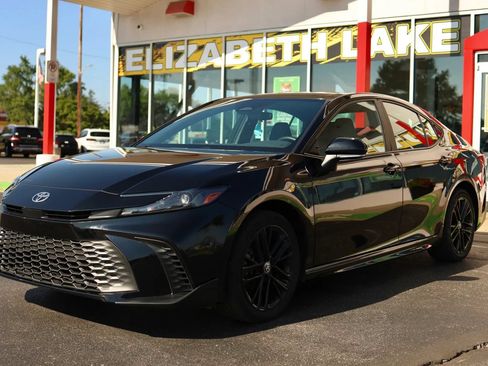 Used 2025 Toyota Camry SE AWD/4WD image 1