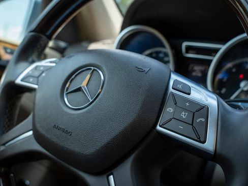 Used 2015 Mercedes-Benz ML 400 4MATIC w/ Lighting Package image 25