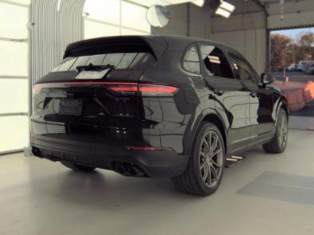 Used 2023 Porsche Cayenne Platinum Edition AWD/4WD image 2